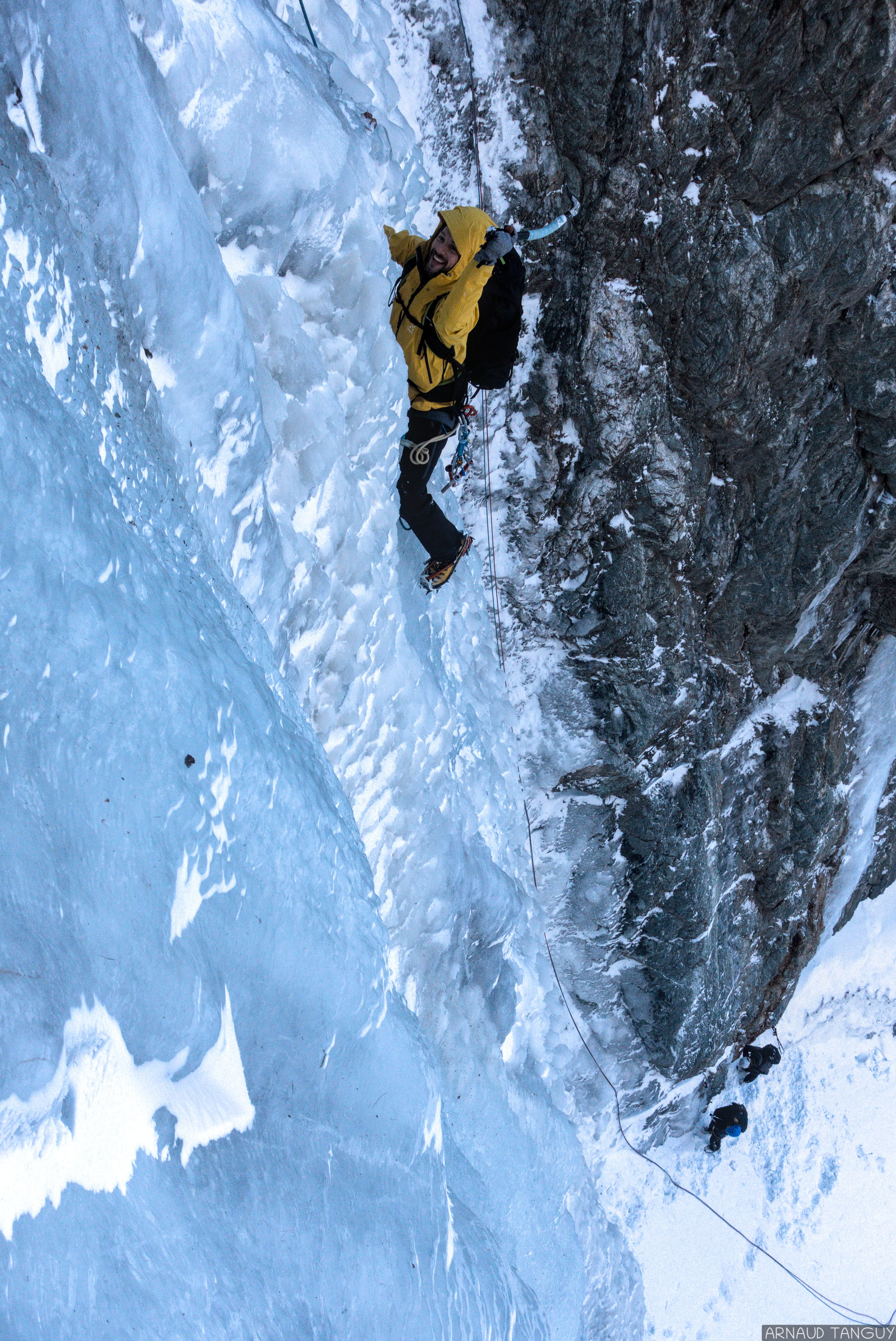 Félix apprécie sa première expérience cascade de glace!