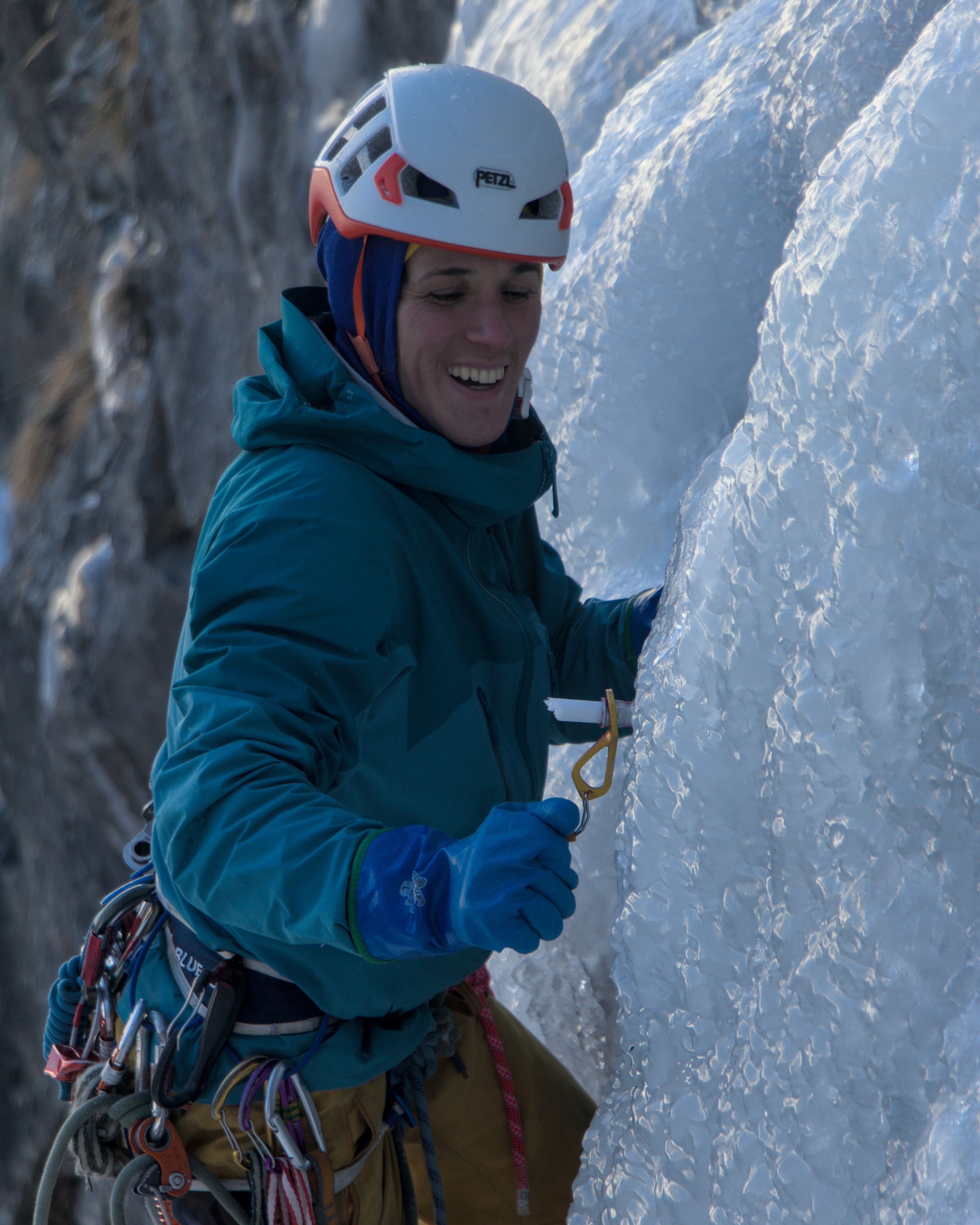 Sophie heureuse d'utiliser ses belles broches Blue Ice
