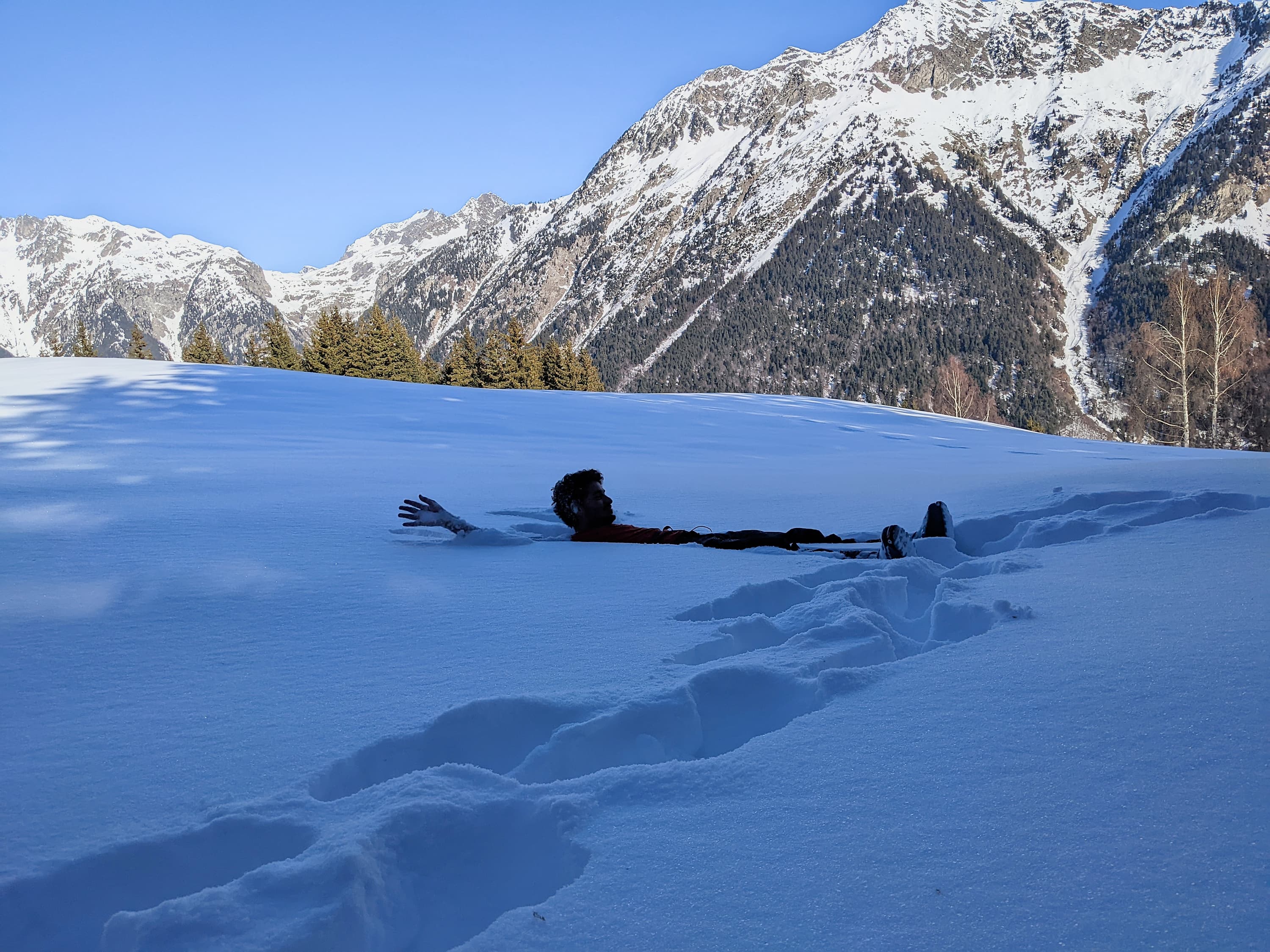 Amine s'amuse dans la neige