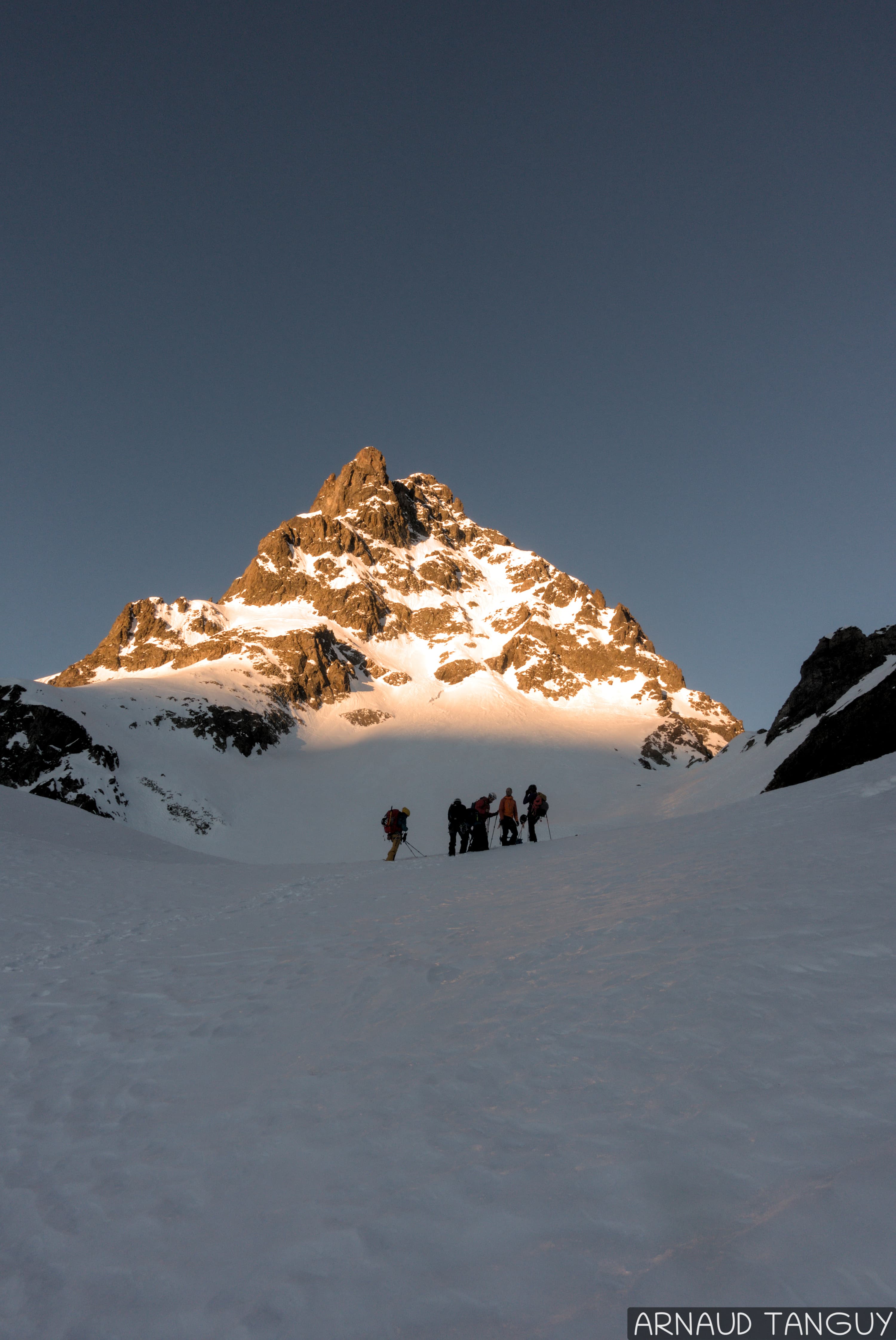 Premières lueurs du jour sur le Grand Pic de Belldone