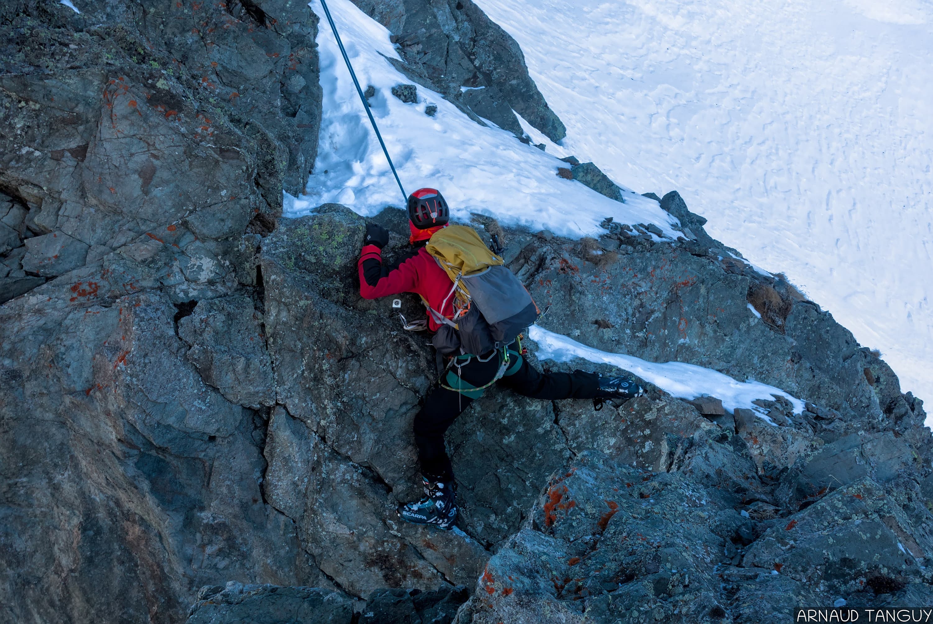 Amine négocie le premier pas mixte de la voie - Arrête NW du Grand Pic de Belledone