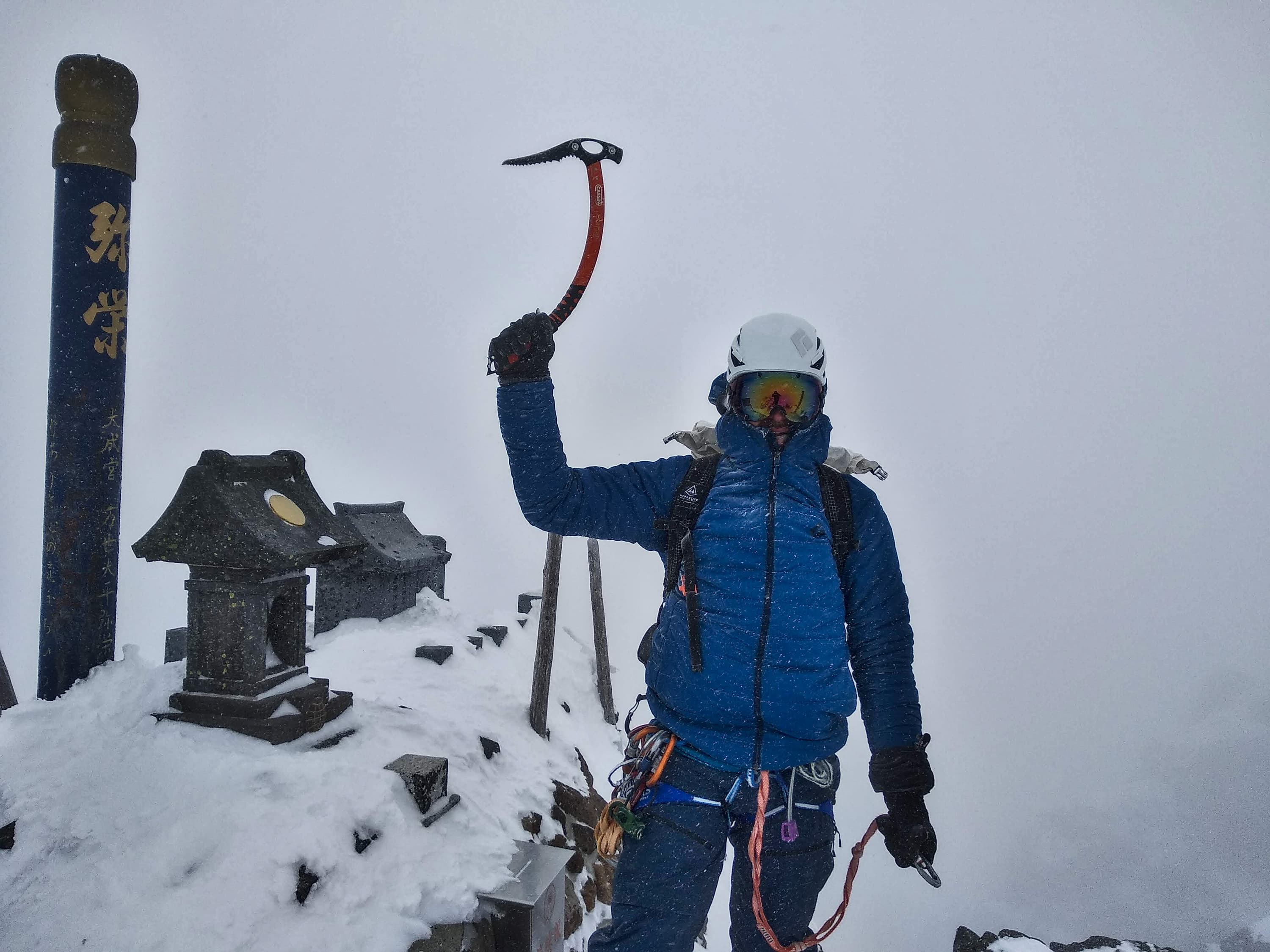 Reaching the summit of Shodoushin Crack (小同心クラック)